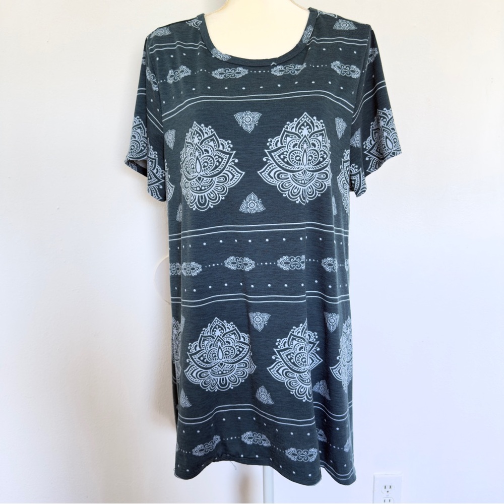 LULAROE Melissa Tunic Top 3XL Short Sleeve Relaxed Fit SHARKBITE Hem MANDALAS - Picture 2 of 10